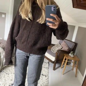 Stickad tröja  - Så mysig stickad tröja!! Säljer min mörkbruna tröja från Lindex då jag har en liknande💕40% alpackaull och 25% ull. Storlek Xs men passar även andra storlekar (Xxs-M) 