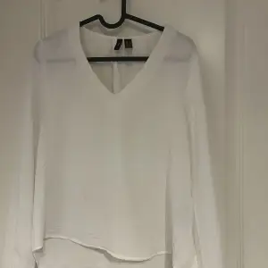 Fin vit blus från vero moda, den är i storlek S och har ett väldigt fint skick. Passar till många outfits💕