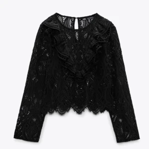 Spetstopp med volanger zara - Säljer denna slutsålda spetstoppen från zara i storlek S. Knappt använd och i nyskick. Säljer endast vid bra bud. (Använder mig inte av köp nu, skicka meddelande till mig istället)🩷🩷