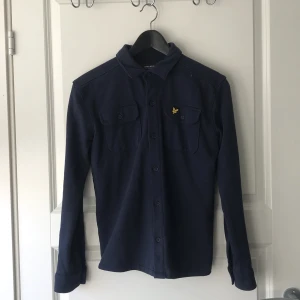 Lyle & scott loopback- skjorta - Tja! Säljer min Lyle & scott Overshirt då jag känner att den börjar bli för tajt. Den är i väldigt bra skick. Dma för frågor eller andra funderingar. Priset kan alltid diskuteras.