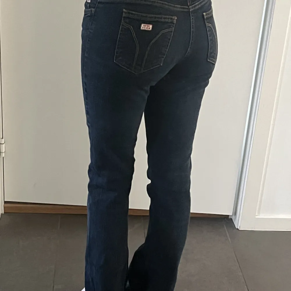 super snygga vintage jeans från miss sixty! passar mig som brukar ha 32/34 men de är även stretchiga . Jeans & Byxor.