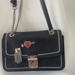 Valentino väska - Supersnygg valentino väska med coola detaljer. Köpt på sellpy för 1600kr men säljer för 1000kr.