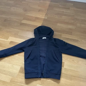Stone island jacka - Stone island  Junior soft jacka storlek 152 Lite använd några små skador vid dragkedjan men dragkedjan funkar normalt 