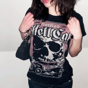 Snygg punk t-shirt - Säljer den här coola t-shirt från sweet poison. 