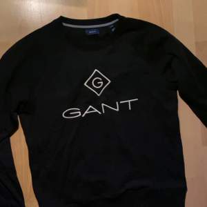 Gant tröja i nyskick, endast använda två gånger då den inte riktigt faller mig i smaken. Storlek 15Y, passar en som är mellan 170-178 ungefär. Nypris runt 900. Mitt pris 250. Skulle kunna jämföras med XS i storlek.