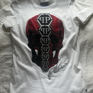 Philipp Plein Dam T-shirt  - Philipp Plein Damtröja köpt ifrån Kidsbrandstore Passar både XS/S och funkar bra till killar också.  Värde 2000