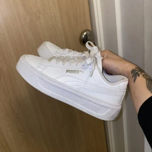 PUMA SNEAKERS - Vita puma sneakers i strl 37  Säljes pga förstora, endast använda en gång