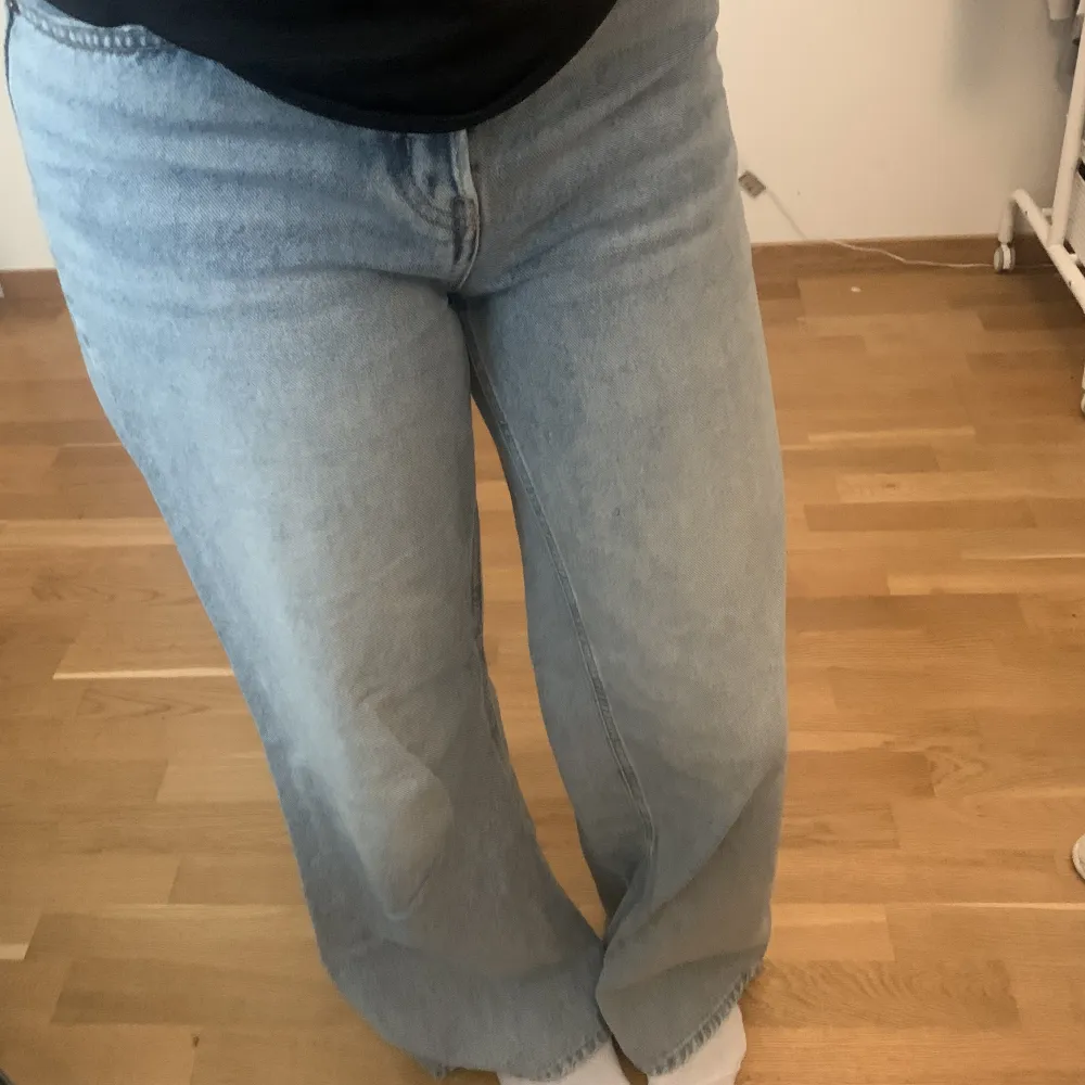 Jeans ifrån H&M i storlek 34💗säljer därför att de är för baggy för min smak, fina överlag. Typ helt oanvända💓köptes nya för ca 350kr, pris går att diskutera!. Jeans & Byxor.