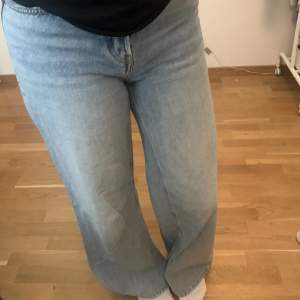 Jeans ifrån H&M i storlek 34💗säljer därför att de är för baggy för min smak, fina överlag. Typ helt oanvända💓köptes nya för ca 350kr, pris går att diskutera!