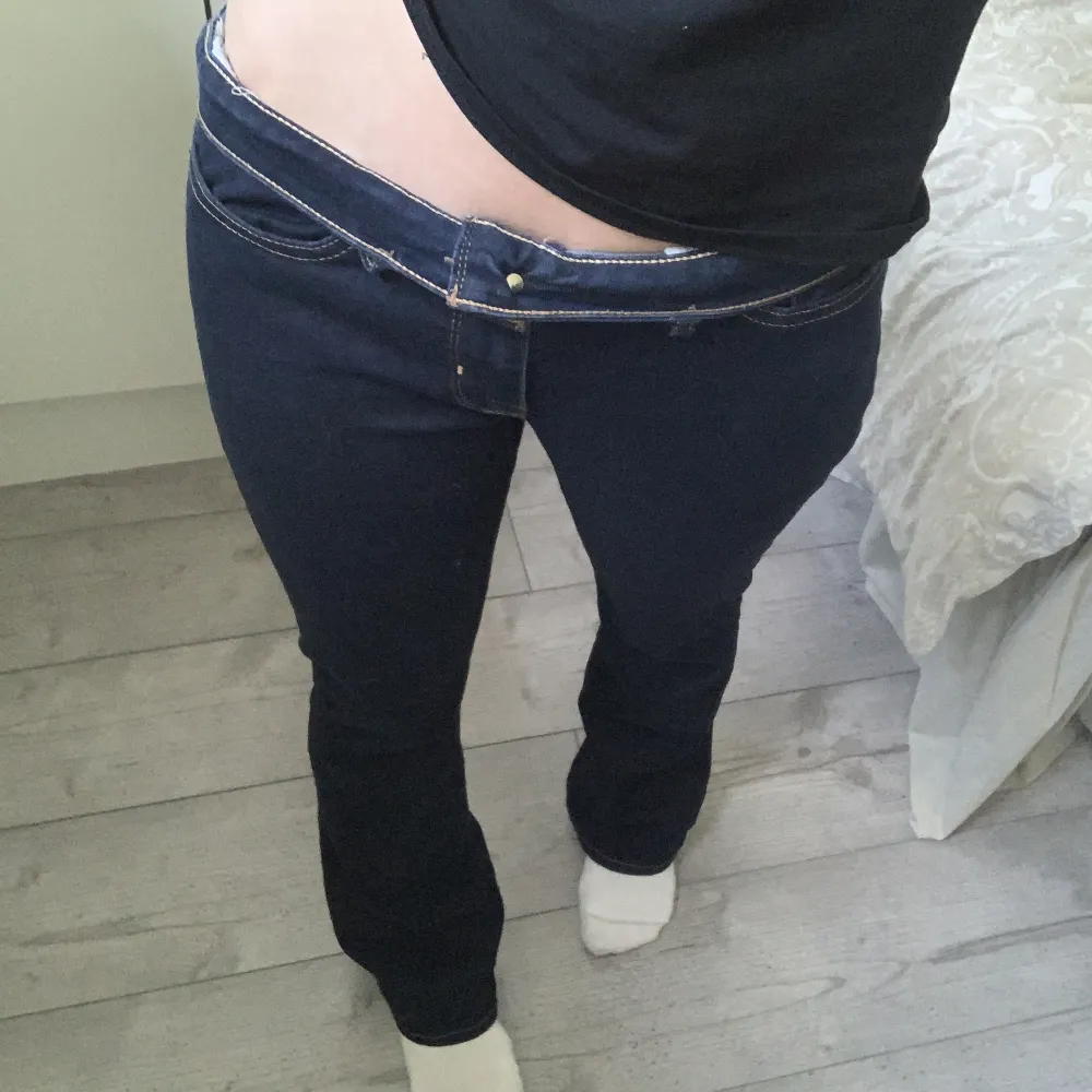 Säljer levis jeans som är helt nya och oanvända🫶🏻. Jeans & Byxor.