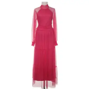 En helt underbar rosa klänning från Maja Nilsson Lindelöfs kollektion med Gina tricot. Tänkt att använda till en bal men kom tyvärr aldrig till användning. Helt oanvänd och prislappen sitter fortfarande kvar.  