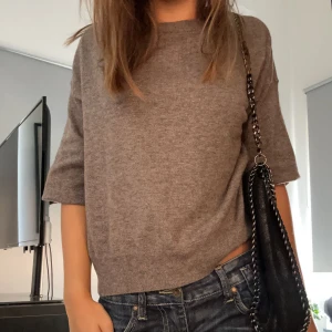 Stickad tshirt - Så fin stickad tröja som jag brukar vika in till en tshirt🩷(se andra bild för nervikt) Tryck gärna på köp nu