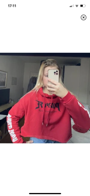 Röd hoodie - Croppad hoodie