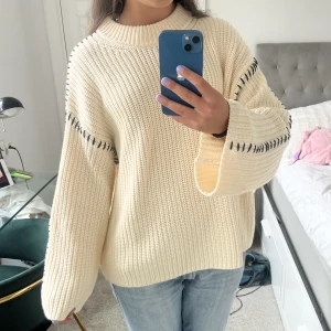 Tröja!  - Så populär och eftertraktad tröja från Gina som är slutsåld! Storlek L eftersom jag tycker det är snyggare med overzised stickad tröja så den sitter så snyggt på mig som brukar ha M!!