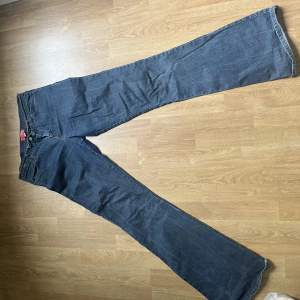 Skit snygga LÅGMIDJADE kookai jeans i storlek 32. Passar någon som vanligtvis har L och ibland M