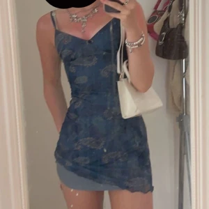 Blå klänning med fina mönster  - Fin klänning med fina mönster. Använt endast en gång, skolavslutning. Så hyfsat ny och oanvänd. 