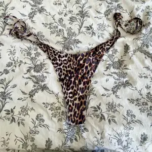 Leopard mönstrad bikiniunderdel med justerbara band. Framhäver fint rumpan. 
