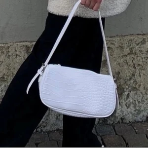 Väska Nelly  - Fin väska från Nelly. Använd en del men inget fel på den 