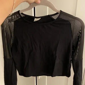 Svart topp - Säljer en jättefin svart topp från Gina tricot i storlek S🫶🏻.