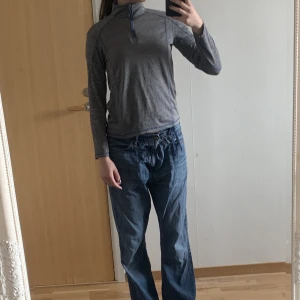 Zip kofta - Zip kofta i tränings material. Storlek 146/152 men passar xs.