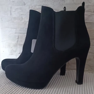 Stövletter 36  - Nya och oanvända stövletter från märket Tamaris - Mocka imitation - Följer med original kartong - Nypris 699 kr - Kan skickas, köpare står för frakt 