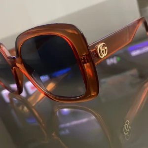 Gucci glasögon  - Säljer mina Gucci glasögon i modellnummer GG0713S då dom inte kommer till användning. Är i nyskick.  Nypris 3800kr  Säljes för 1800 Pris kan diskuteras vid snabb affär  