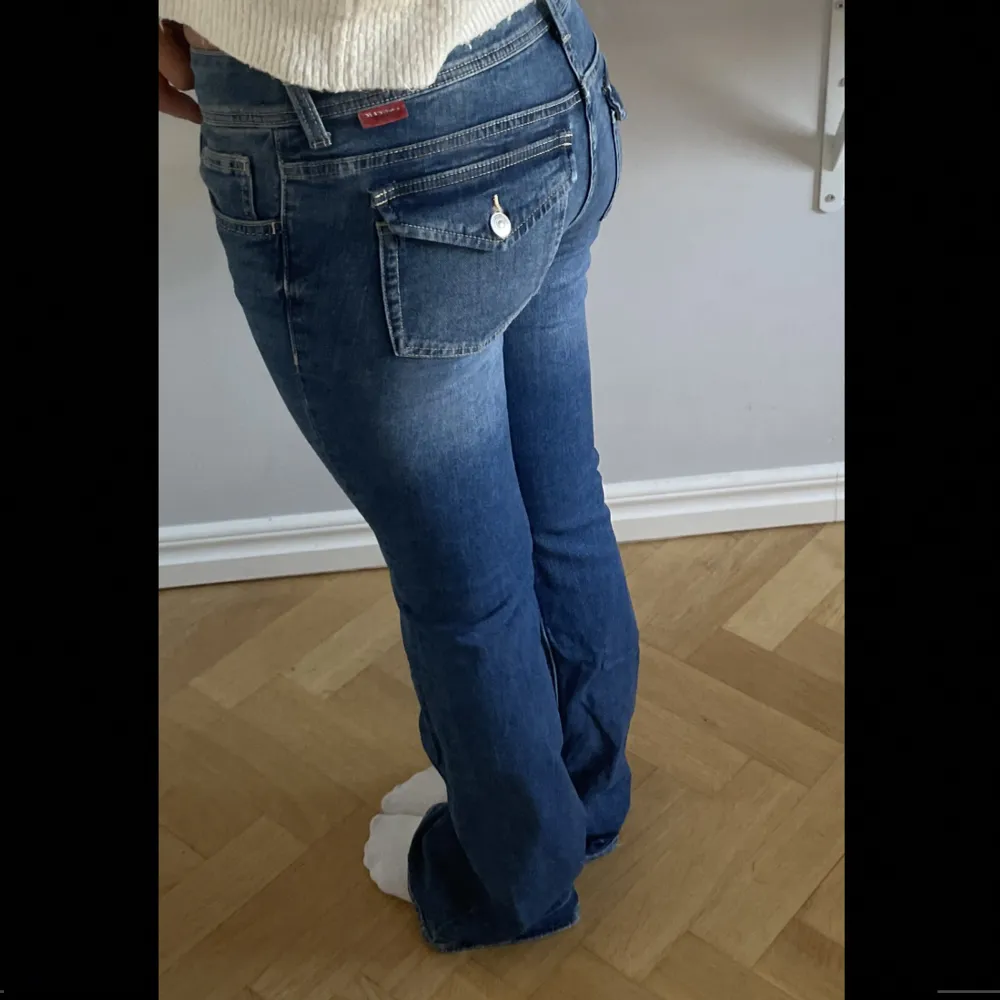 Jätte fina trendiga lågmidjade jeans från hm, inga defekter på jeansen har använt dom 2 gånger. Slutsålda på hms hemsida. Kan diskutera pris beroende på hur många som är intresserade. Köparen står för frakt. Har du några funderingar så e de bara o skriva.. Jeans & Byxor.
