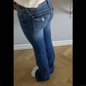 Botcut low Waist jeans - Jätte fina trendiga lågmidjade jeans från hm, inga defekter på jeansen har använt dom 2 gånger. Slutsålda på hms hemsida. Kan diskutera pris beroende på hur många som är intresserade. Köparen står för frakt. Har du några funderingar så e de bara o skriva.