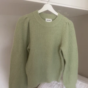 Stickad grön tröja - Superfin stickad tröja från monki, väldigt skönt material och använd Max 2 ggr