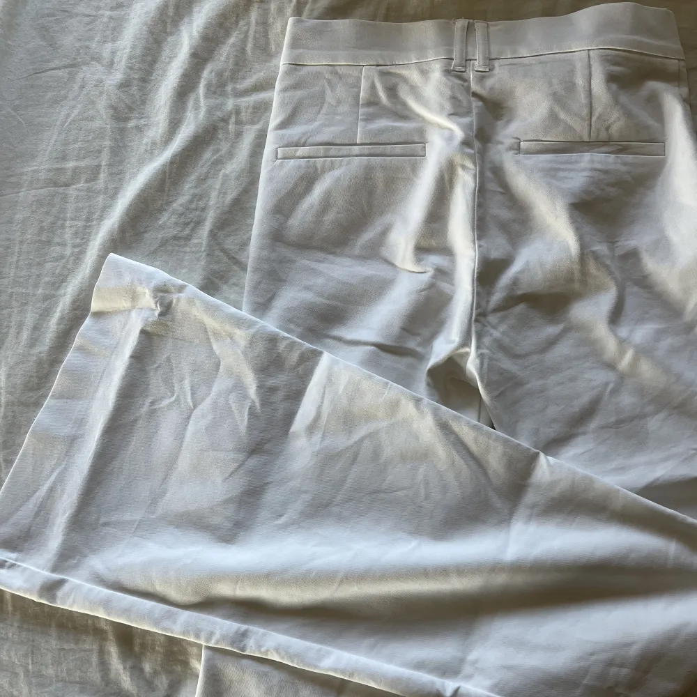 Fina vita kostymbyxor från zara!! Bootcut modell! Oanvända!!🤩🤍. Jeans & Byxor.