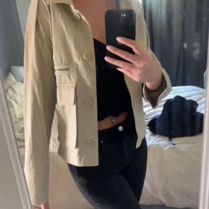 Jättefin tunn jacka💕🥰 - Säljer denna fina jacka då den ej kommer till användning💕🥰