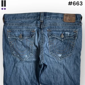 True religion jeans #663 - True Religion jeans i model Ricky 💜 Tag 40W 💜Midja (rakt över) 53cm 💜 Innerben 78cm 💜 Ytterben 116cm 💜 Benöppning 21cm 💜  💜Våra mått blir W=41 och L=30 💜 Men jämför alltid måtten med dina bästa jeans💜663