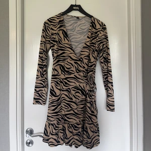 Klänning  - Kort omelett klänning i st S