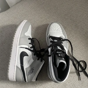 Jordans  - Säljer dessa jordan 1’s i storlek 39 men har knappt använt de. Hör av dig om du är intresserad så kan vi komma överens om ett pris💞