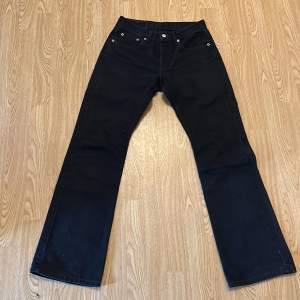 Svarta Levi’s 555 jeans som är lite använda, lite slitningar vid jumsken men inga hål 