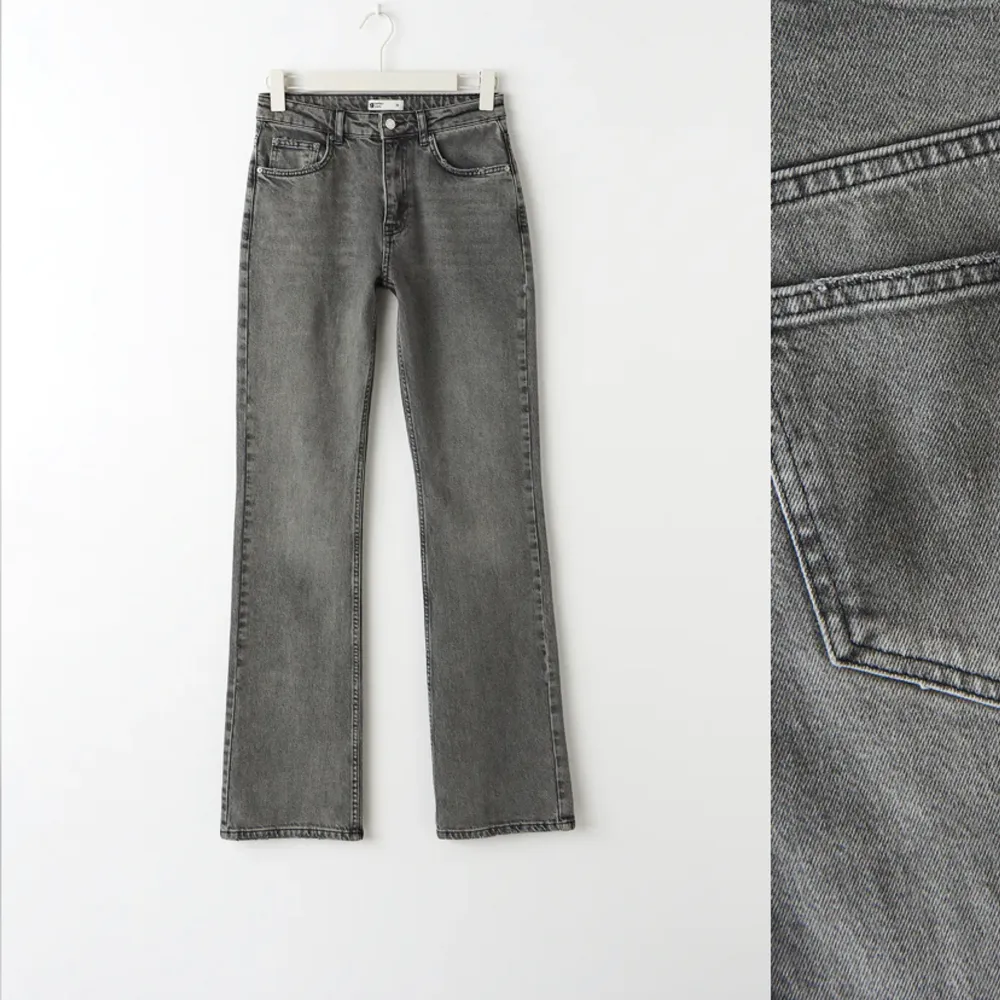 Ginas full length flare jeans i storlek 36🤍sparsamt använda, köpta för 499. Jeans & Byxor.