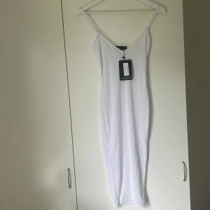 Vit Klänning  - Helt ny Vit klänning från PLT.