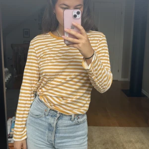 Randig tröja från Monki - Långärmad randig tröja från monki. Storlek s men skulle säga att den är lite loose fit 💙