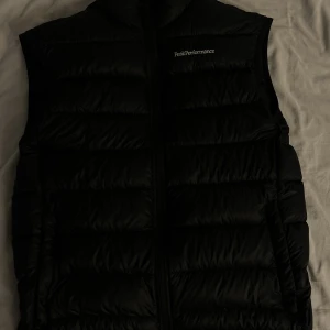 Peak Performance  - En väldigt oanvänd dunväst, storlek L, passar perfekt nu till hösten. Inga slitage osv. Så ett riktigt bra pris och en riktigt fin väst