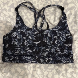 Lululemon sport bh  - Säljer min superfina sport-bh från Lululemon som endast är använd en gång. Jättebra skick i storlek 6 
