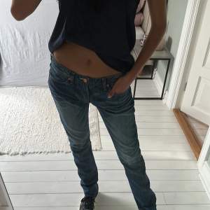 Bagy jeans från Acne köpt från sellpy länge sen, aldrig använt dom. Svårt att visa dom då dom är väldigt långa och lite stora för mig så har vikt upp längden lite slarvigt💙🩵