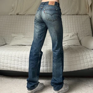 Levis 501 Jeans - Midja: 82cm✨Innerben: 90cm✨Storleken som står är W32L36, passar någon med storlek 36 eller 38 bra👍Jag på bilderna är 172cm lång och brukar ha storlek 38🥰Obs! Vissa lagningar och tecken på användning finns, se bilder💕