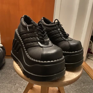 demonia platforms - ett par demonias i modellen stomp 08. använd utomhus en gång för att prova passformen men de passade ej.