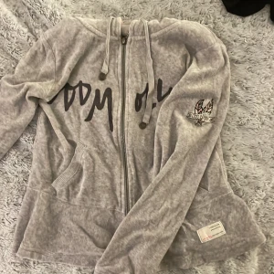 Odd molly  - Säljer den här odd molly tjocktröjan. Ingen aning vad nypriset eftersom den inte säljs längre. Priset kan diskuteras 