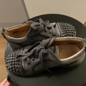 Christian Louboutin skor - Coola dojjor. Saknas en spik men annars helt okej skick. Passar också en 38a då de e lite stora i deras strl :) en liten dustbag (menad till skosnören) medföljer. Köpta från Garmsmarket, tidigare highendmarkets.