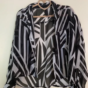 MÅSTE BLI AV!!! - Säljer denna tröja som är från kaphal storlek 146-152 men passar mig som är en tonåring i storlek 34