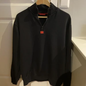 Hugo Boss half zip - Använd fåtal gånger och priset kan diskuteras. Köpt för 1100kr