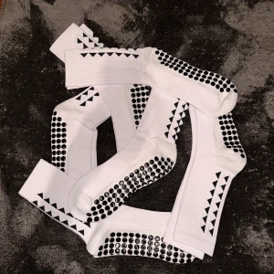 Grip socks - Helt nya grip socks har typ 25 par vill bara bli av med de. Passar typ alla jag har storlek 42,5 och passar mig perfekt. 