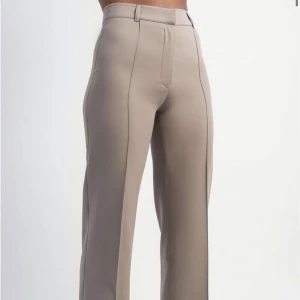 Madlady kostymbyxor  - Säljer ett par kostymbyxor från Madlady, högmidjade utan fickor i modellen Hazel. Färg Champagne i storlek 34 Regular. Endast använda en gång 