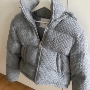 Grå maniere de voir jacka  - En jättefin och fräsch grå jacka från maniere de voir i storlek 34, använd endast vid 2 tillfällen.  Jackans kvalite är väldigt bra och är varm och fluffig  